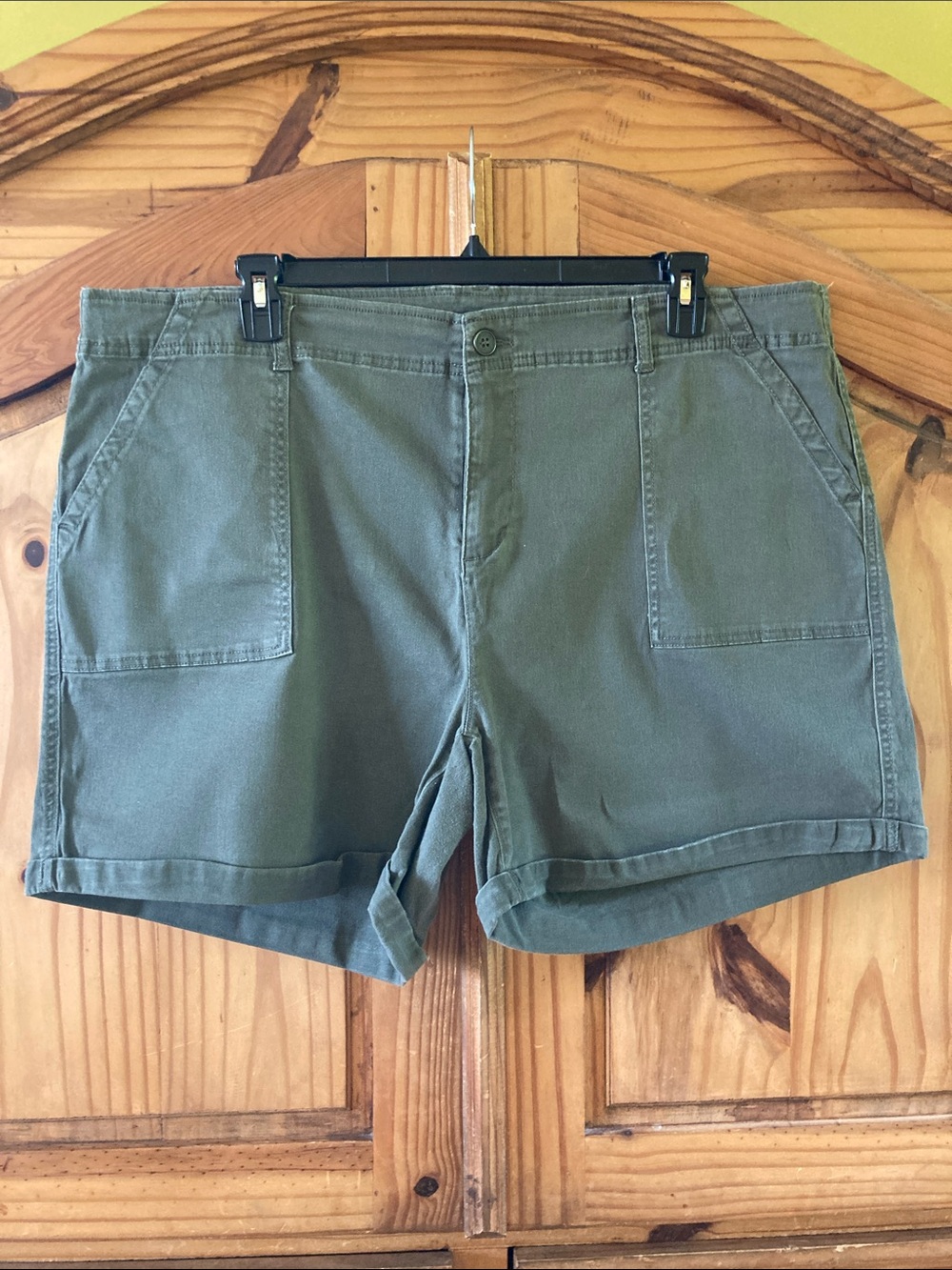 Women’s Faded Glory army green cuffed hem chino shorts - size 24W